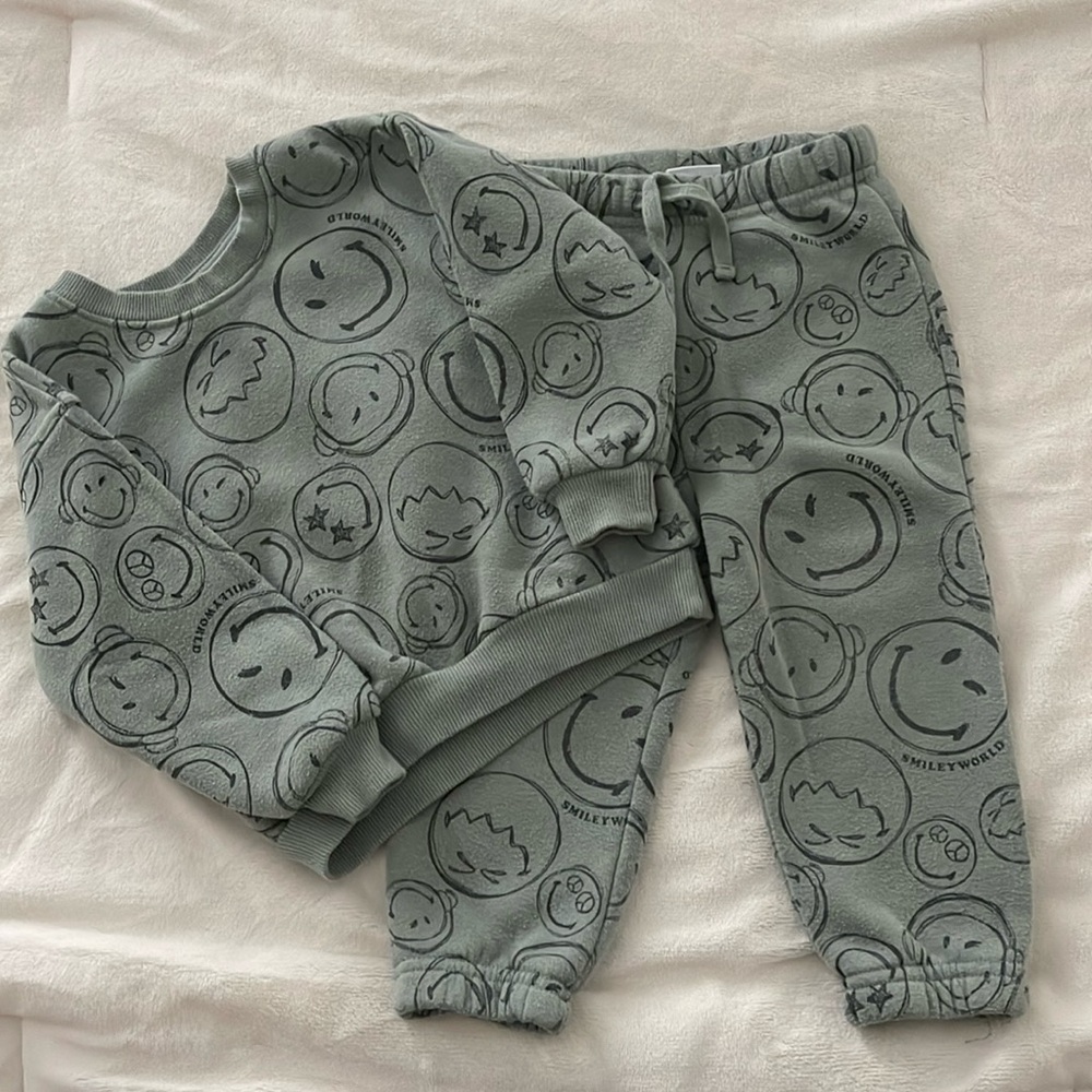 Smiley World 3T Sweatsuit Set